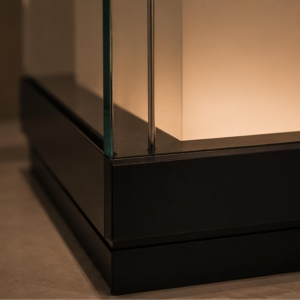 Tall Tower-Style Single-Porcelain Display Case | Museum Showcase 5 Black frame, glass enclosure and illuminated plinth material details