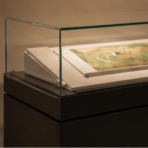 Low-Profile Freestanding Horizontal Artifact Display Case | Museum Showcase 5 Black pedestal, glass enclosure and angled platform material details