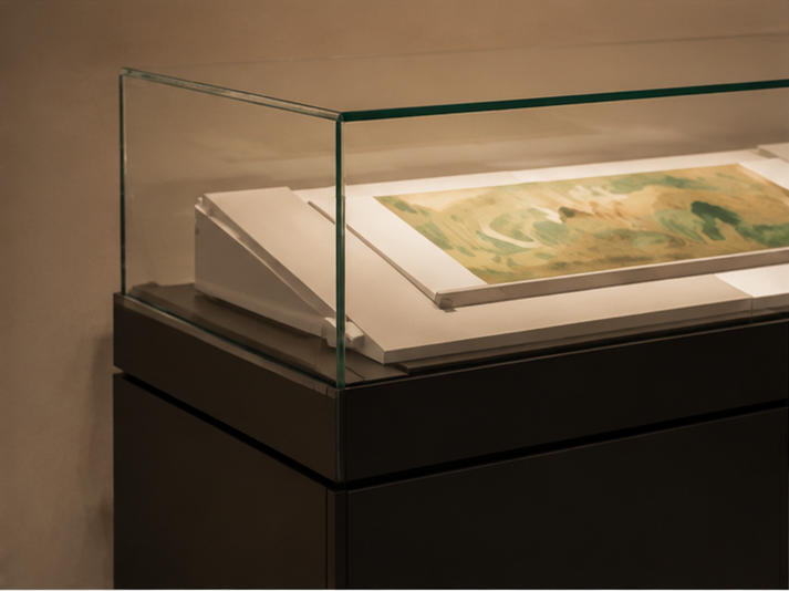 Black pedestal, glass enclosure and angled platform material details