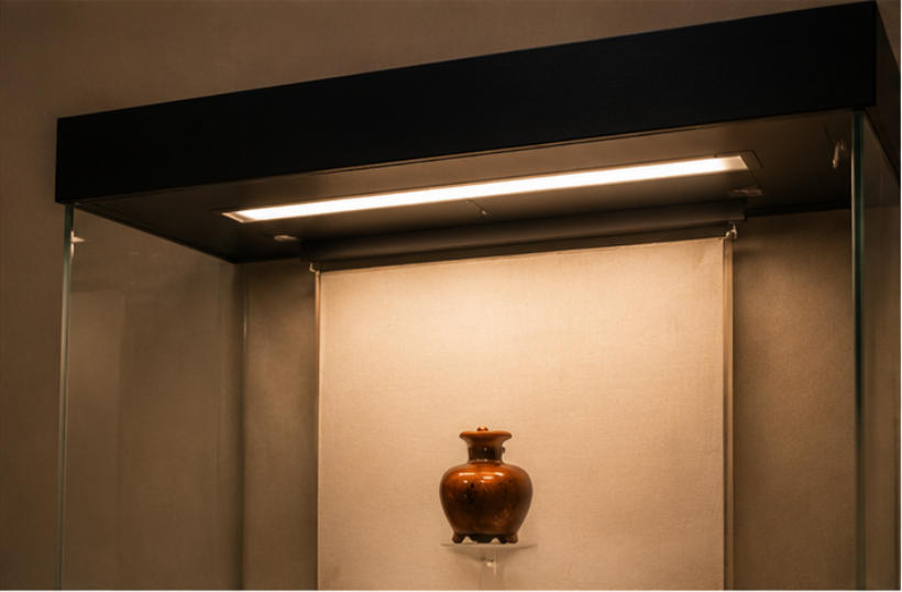 Integrated lighting effect and artifact display arrangement 2
