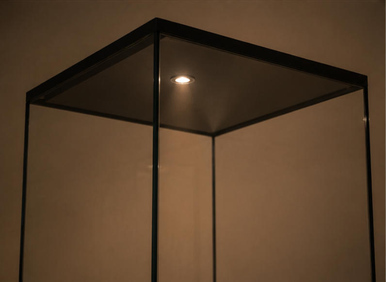 Integrated lighting effect and bronze artifact display arrangement
