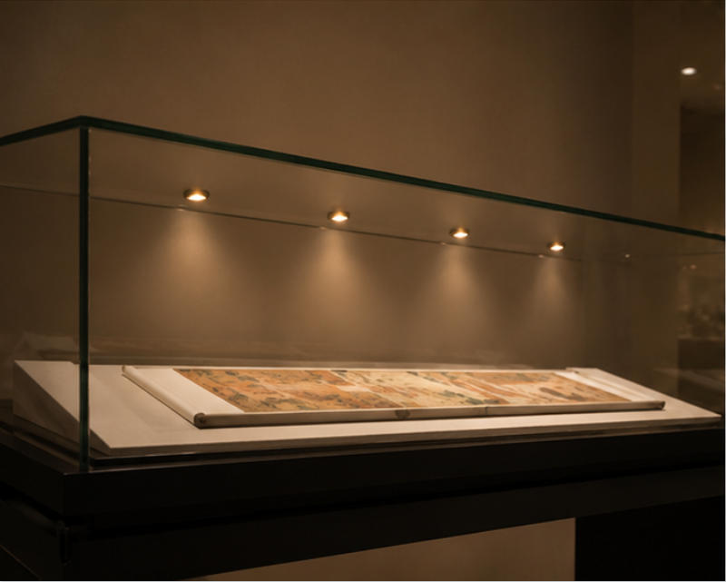 Integrated lighting effect and long scroll display arrangement