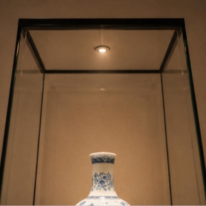 Tall Tower-Style Single-Porcelain Display Case | Museum Showcase 4 Integrated lighting effect and porcelain artifact display arrangement