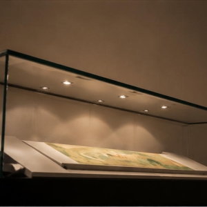 Low-Profile Freestanding Horizontal Artifact Display Case | Museum Showcase 4 Integrated lighting effect and scroll display arrangement