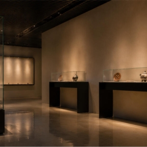Open-Frame Tabletop Artifact Display Case | U-Base Showcase 6 Open-frame artifact display case in museum setting