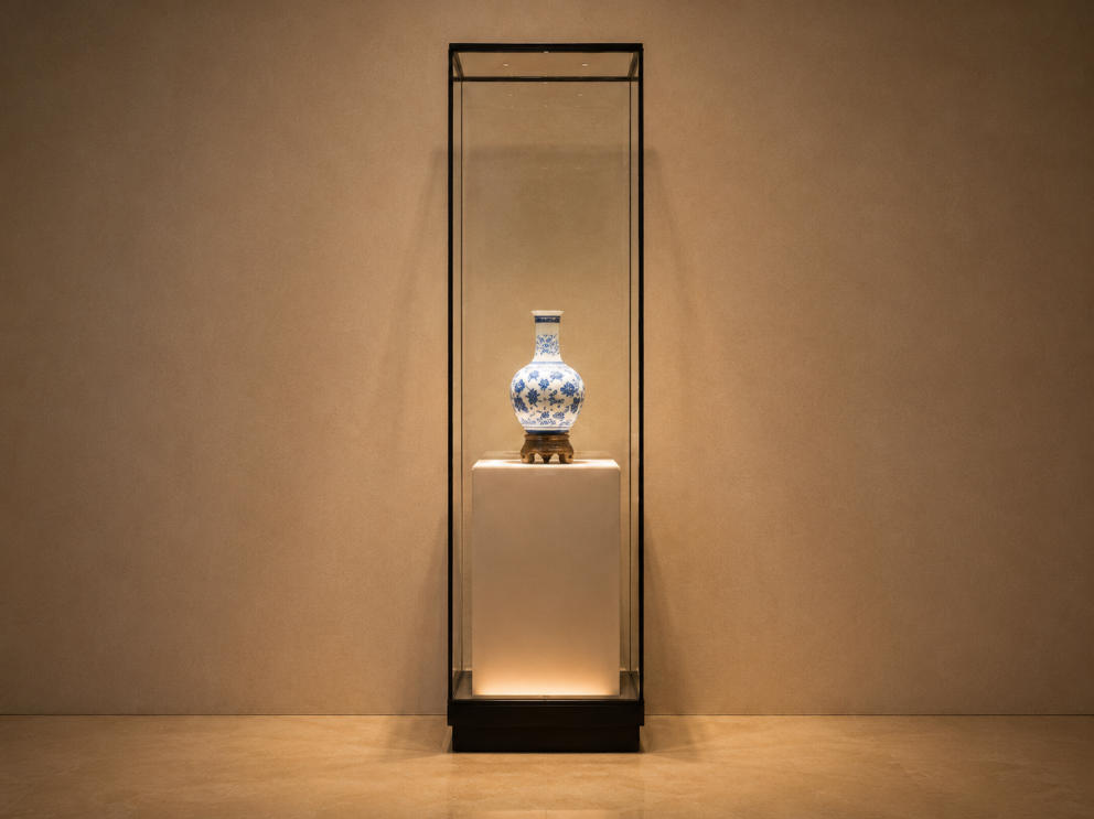 Tall Tower-Style Single-Porcelain Display Case | Museum Showcase 1 Tall Tower-Style Single-Porcelain Display Case | Museum Showcase