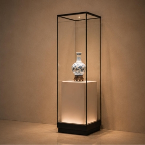 Tall Tower-Style Single-Porcelain Display Case | Museum Showcase 6 Tall tower-style single-porcelain display case different angle view