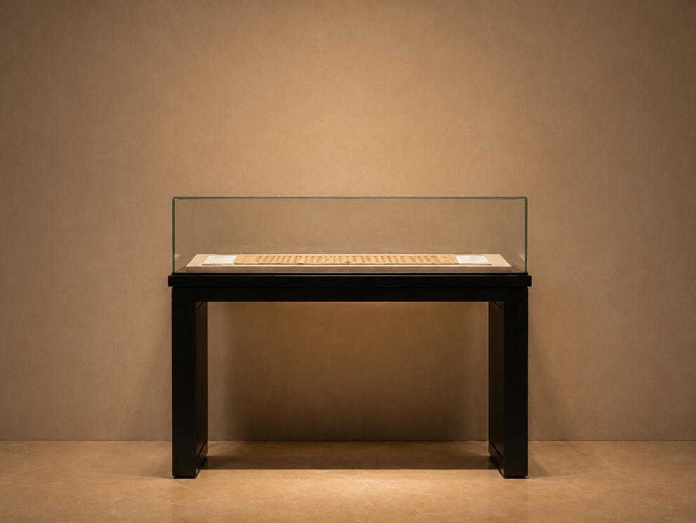 Two-Legged Tabletop Document Display Case | Museum Showcase 1 Two-Legged Tabletop Document Display Case | Museum Showcase
