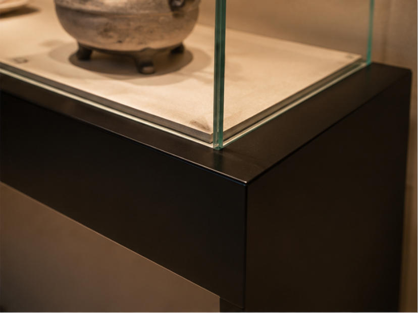 U-shaped black base, glass enclosure and interior lining material details