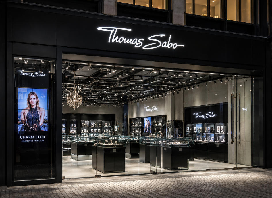 Matte Black Steel Vitrines | Thomas Sabo Berlin Urban Flagship