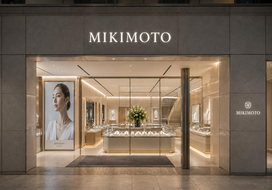 Minimal Pearl Vitrine – Japandi White Stone Boutique Fixtures