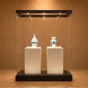 Dual Pedestal Glass Vitrine | Double Vase Display Case Wide Heritage Glass Booth – Sunzen Display 2 Dual Pedestal Glass Vitrine | Double Vase Display Case Wide Heritage Glass Booth – Sunzen Display