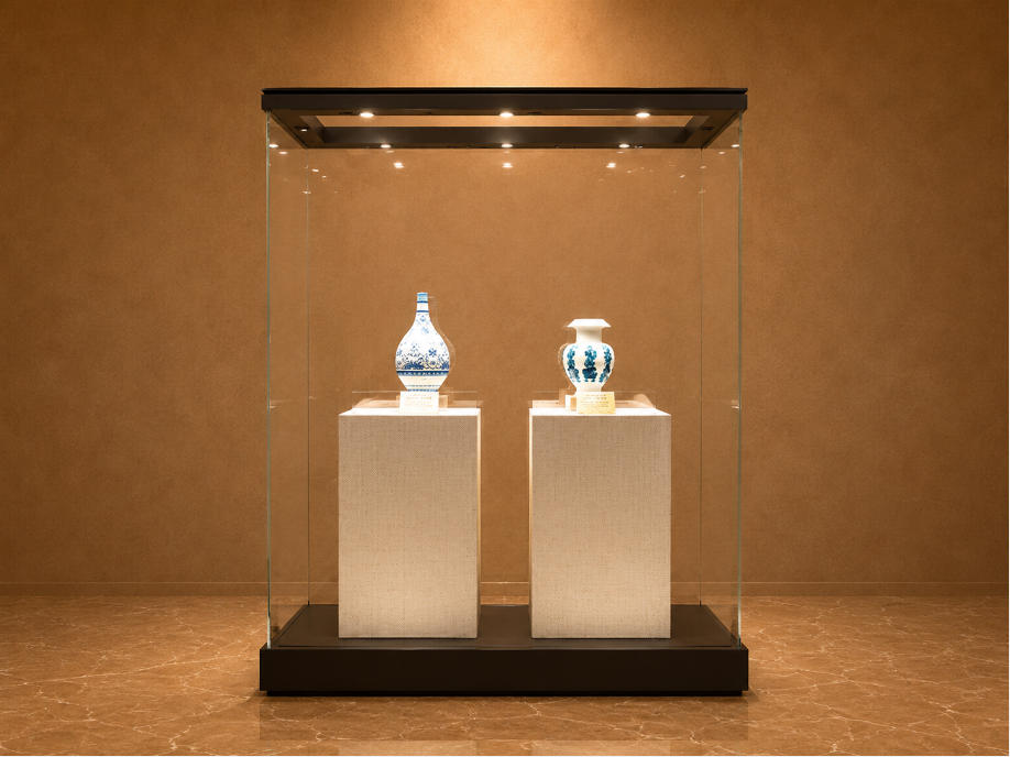 Dual Pedestal Glass Vitrine | Double Vase Display Case Wide Heritage Glass Booth – Sunzen Display 1 Dual Pedestal Glass Vitrine | Double Vase Display Case Wide Heritage Glass Booth – Sunzen Display