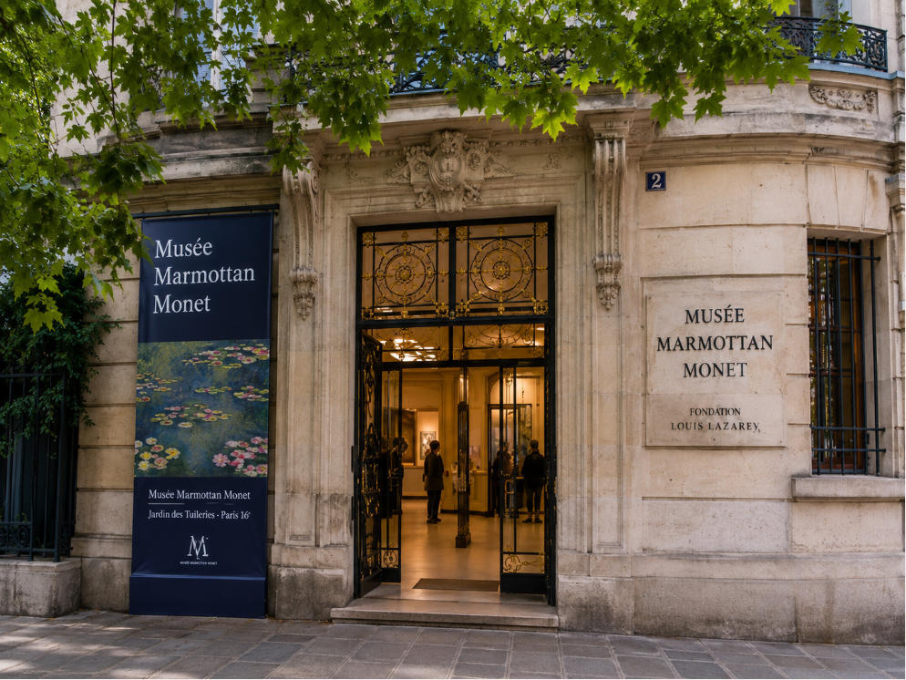 Impressionist Timber Display Island – Plaster Wall Art Vitrine Paris Private Art Museum