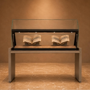 Slant Top Book Vitrine | Museum Document Display Library Display Pedestal – Sunzen Display 2 Slant Top Book Vitrine | Museum Document Display Library Display Pedestal – Sunzen Display