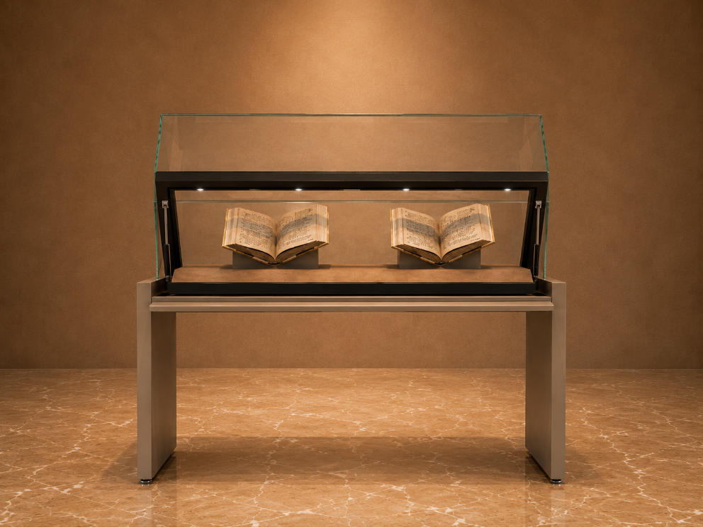 Slant Top Book Vitrine | Museum Document Display Library Display Pedestal – Sunzen Display 1 Slant Top Book Vitrine | Museum Document Display Library Display Pedestal – Sunzen Display