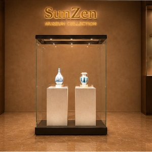Dual Pedestal Glass Vitrine | Double Vase Display Case Wide Heritage Glass Booth – Sunzen Display 4 Front real shot of dual pedestal glass vitrine double vase display case twin ceramic exhibit cabinet inside Sunzen porcelain heritage museum exhibition hall