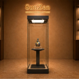 Tall Square Artifact Vitrine | Central Pillar Museum Plinth Slim Vertical Museum Booth – Sunzen Display 3 Front real shot of tall square artifact vitrine single vase glass cabinet slim vertical museum booth inside Sunzen ceramic heritage exhibition hall
