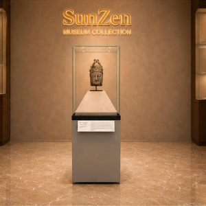 Tall Vertical Artifact Vitrine | Pedestal Museum Plinth Upright Heritage Kiosk – Sunzen Display 6 Front real shot of tall vertical artifact vitrine single statue display stand pedestal museum plinth inside Sunzen cultural heritage museum exhibition hall