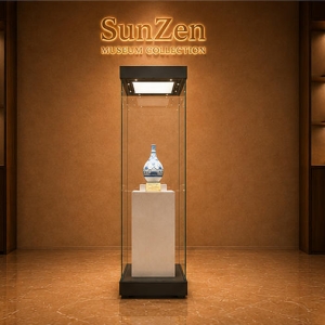 Tall Square Glass Plinth | Freestanding Heritage Vitrine Square Relic Display Tower – Sunzen Display 3 Front real shot of tall square glass plinth freestanding heritage vitrine square relic display tower inside Sunzen blue-and-white porcelain museum exhibition hall
