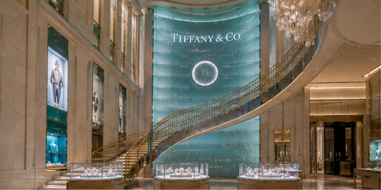 Ultra-clear glass jewelry cabinets with hidden light strips for high jewelry